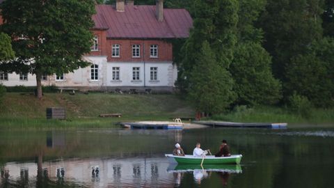 Viitinas avatakse moedisaineri isikunäitus