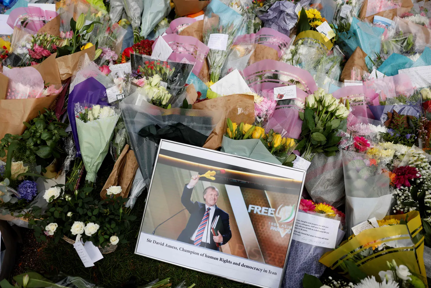 Briti saadiku David Amessi mälestuseks toodud lillekimbud tema tapmise paigas.