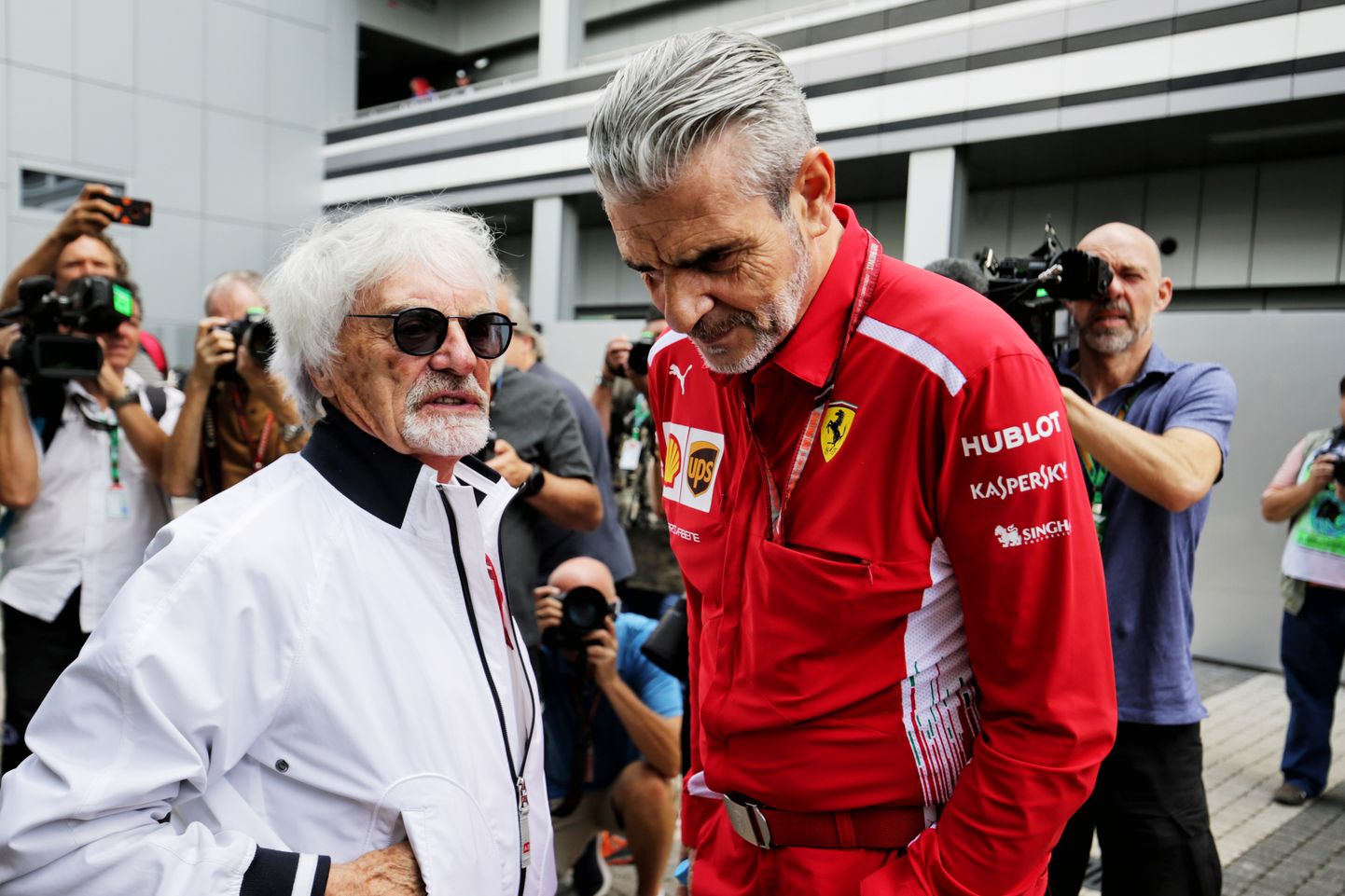 Bernie Ecclestone ja Ferrari vormelitiimi juht Maurizio Arrivabene Venemaa GP-l.