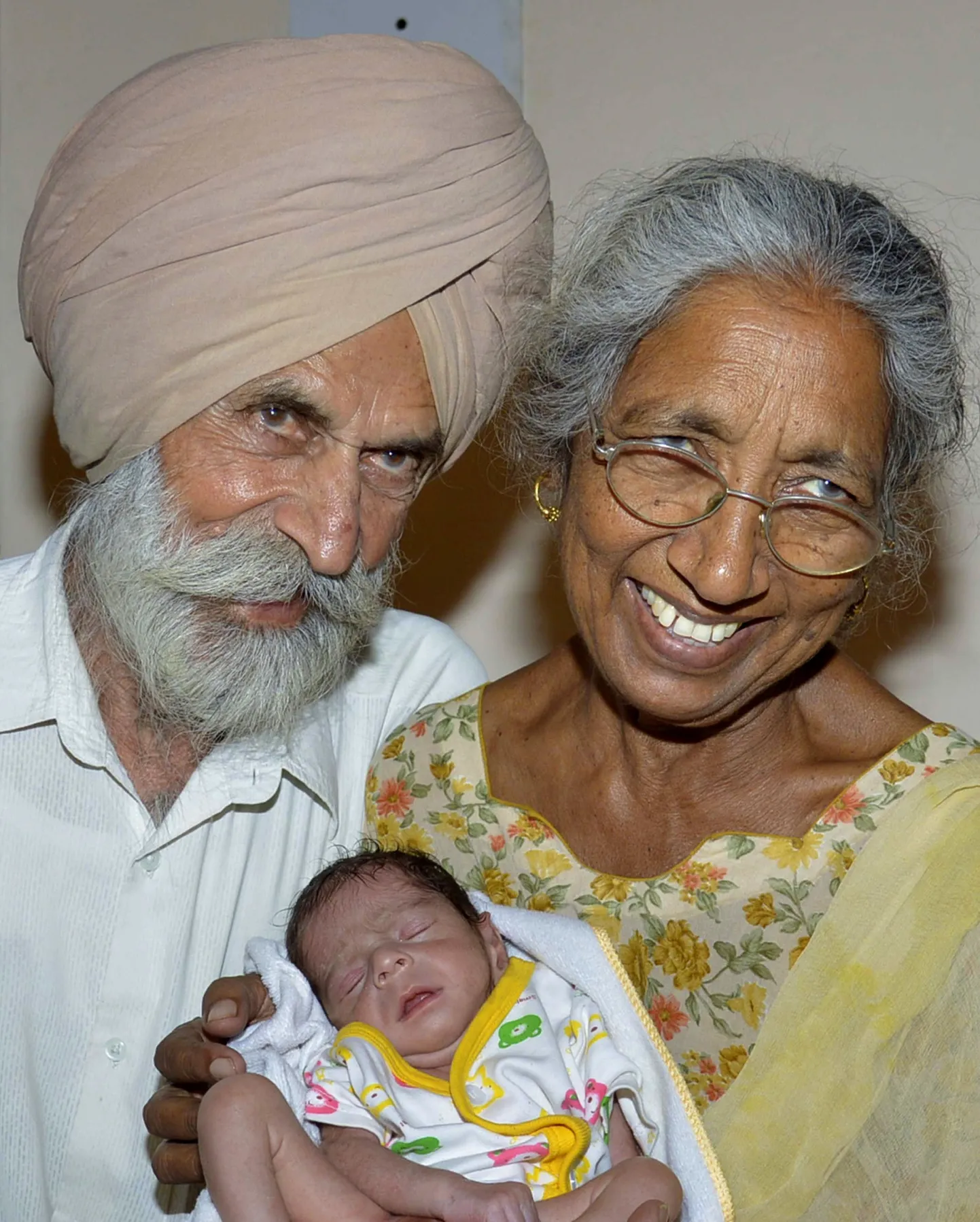 Daljinder Kaur abikaasa ja vastsündinud pojaga.