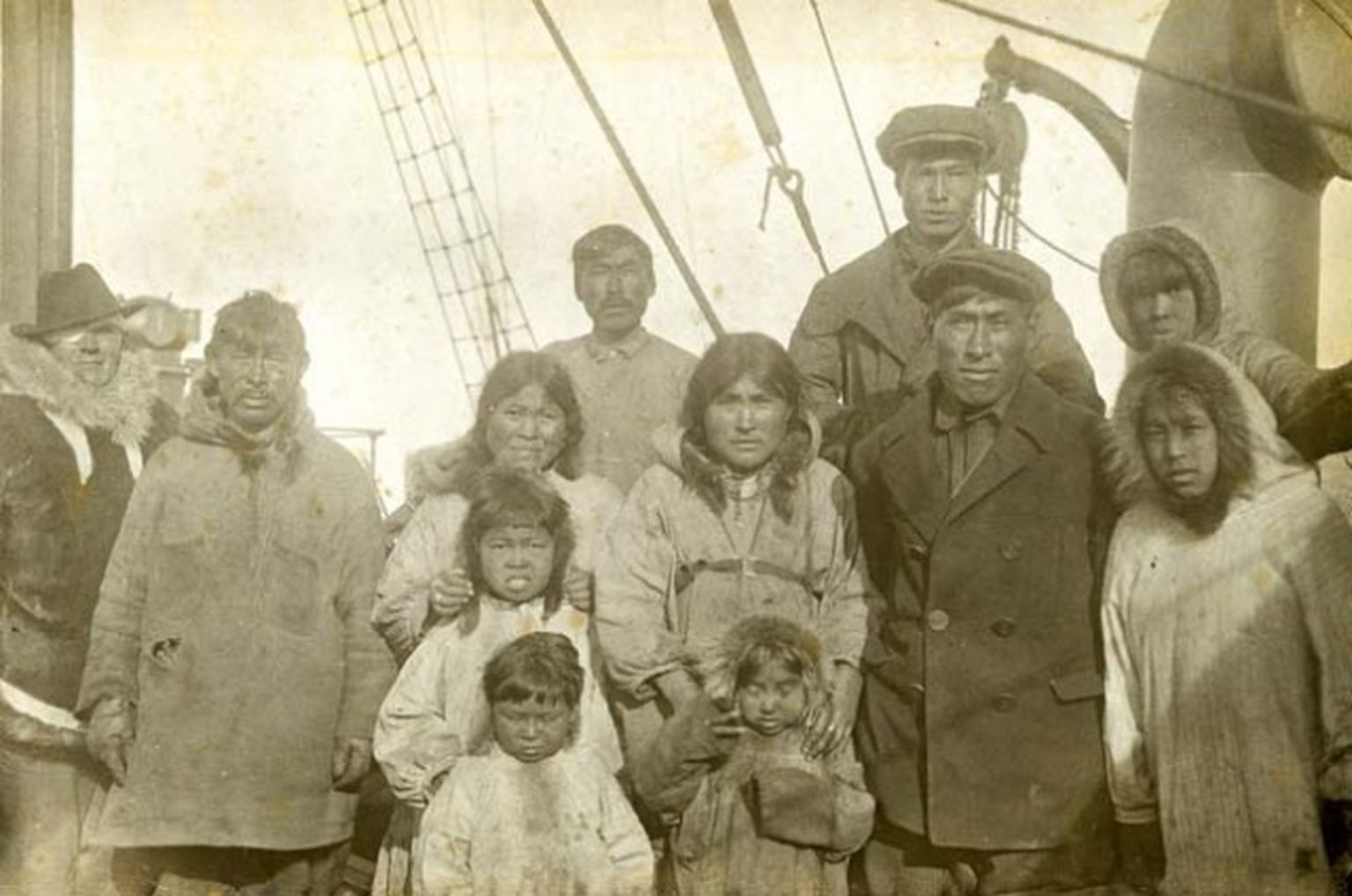 SUNNITUD LAHKUMA: Mustvalge ülesvõte on tehtud 1924. aastal Nõukogude laeva Krasnõi Oktjabr pardal. Sellel on inuitid, kes toimetati Wrangeli saarelt Vladivostokki.