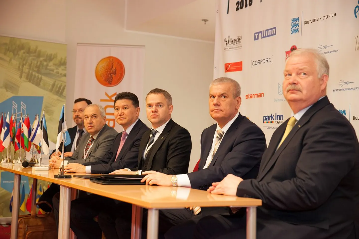 Vasakult paremale: male EMi esimene peakohtunik Stephane Escafre, Euroopa Maleliidu esindaja Gennadi Nesis, FIDE president Kirsan Iljumžinov, EML nõukogu liige Ken Koort, FIDE Balti tsooni president Aris Ozolins, EOK asepresident Jüri Tamm.