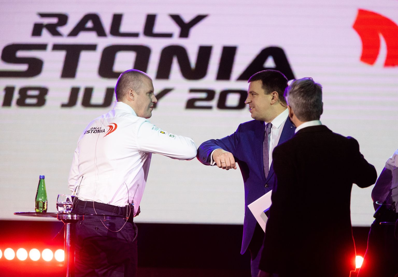Rally Estonia direktor Urmo Aava (vasakul) tänab peaminister Jüri Ratast, kes leidis tormilisest päevast hoolimata aega pressikoneverntsile tulla. FOTO: Tairo Lutter