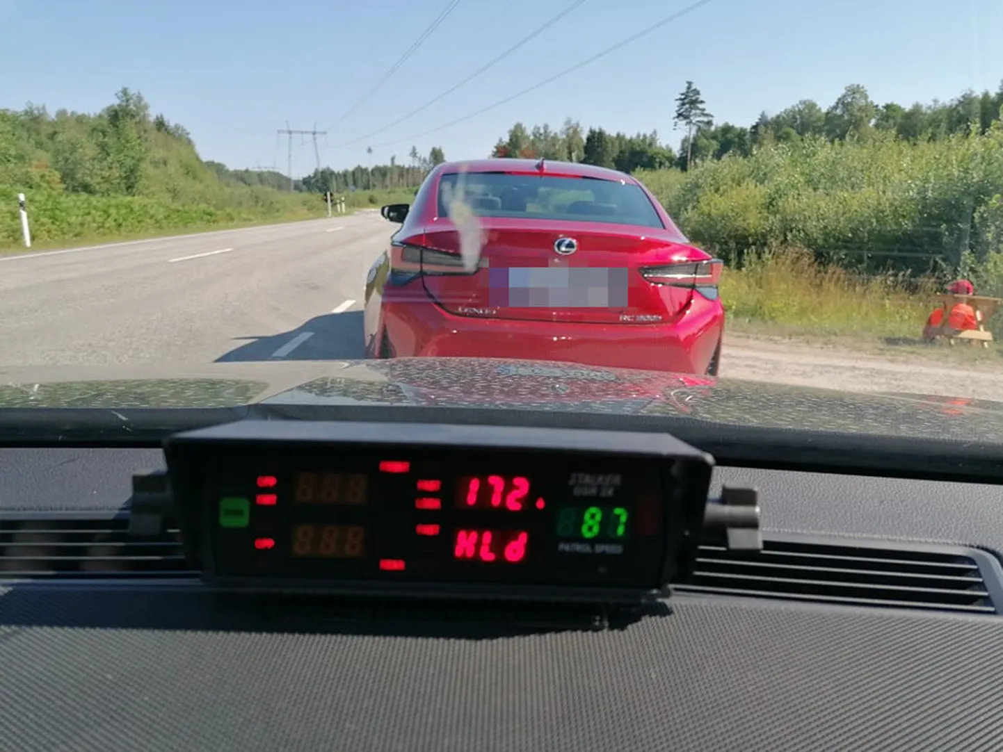 Rallile punase autoga kiirustanud autojuht ei jäänud patrullpolitseinikele märkamata.