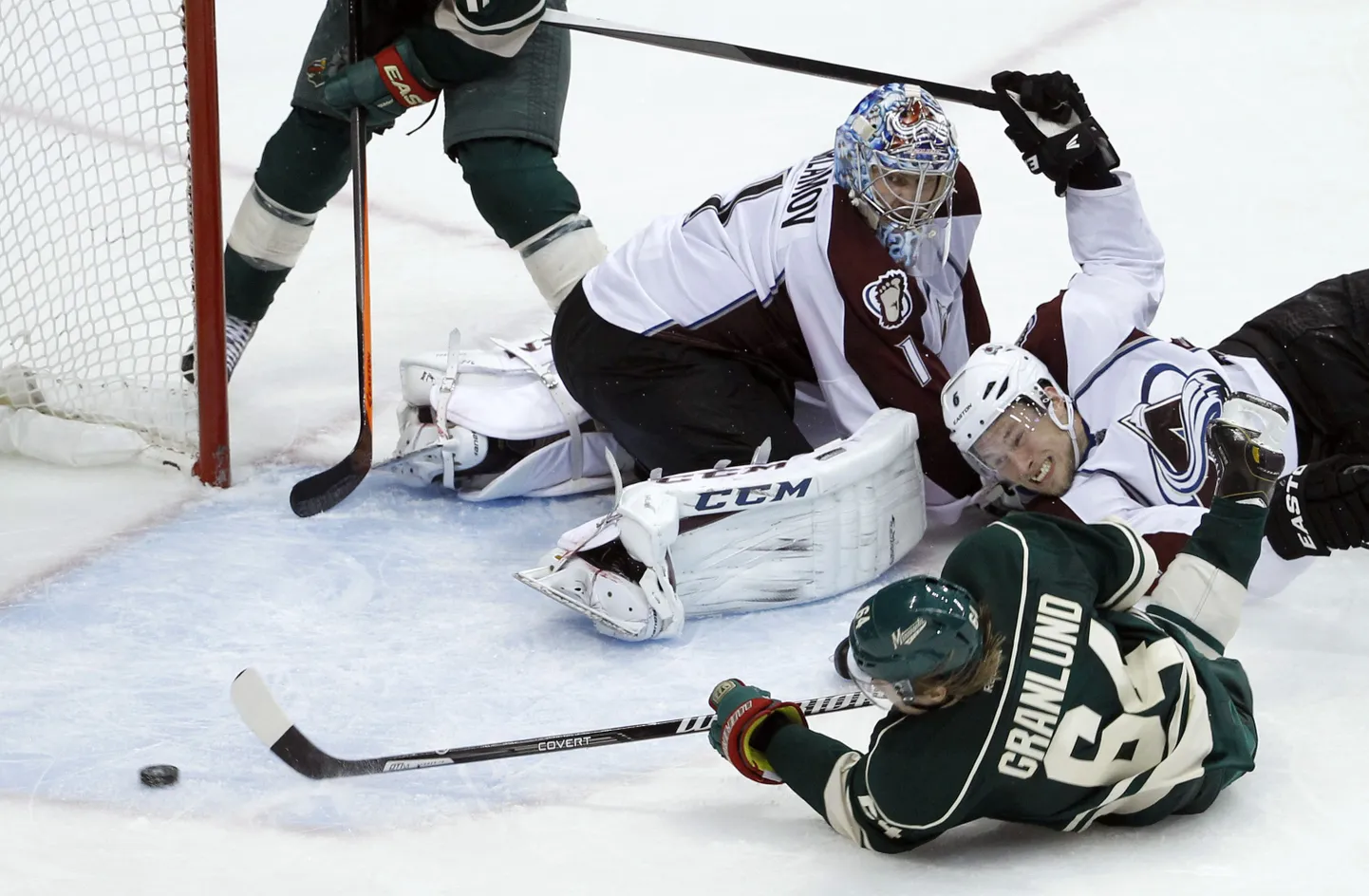 Mikael Granlund (number 64) eilse mängu võiduväravat viskamas.