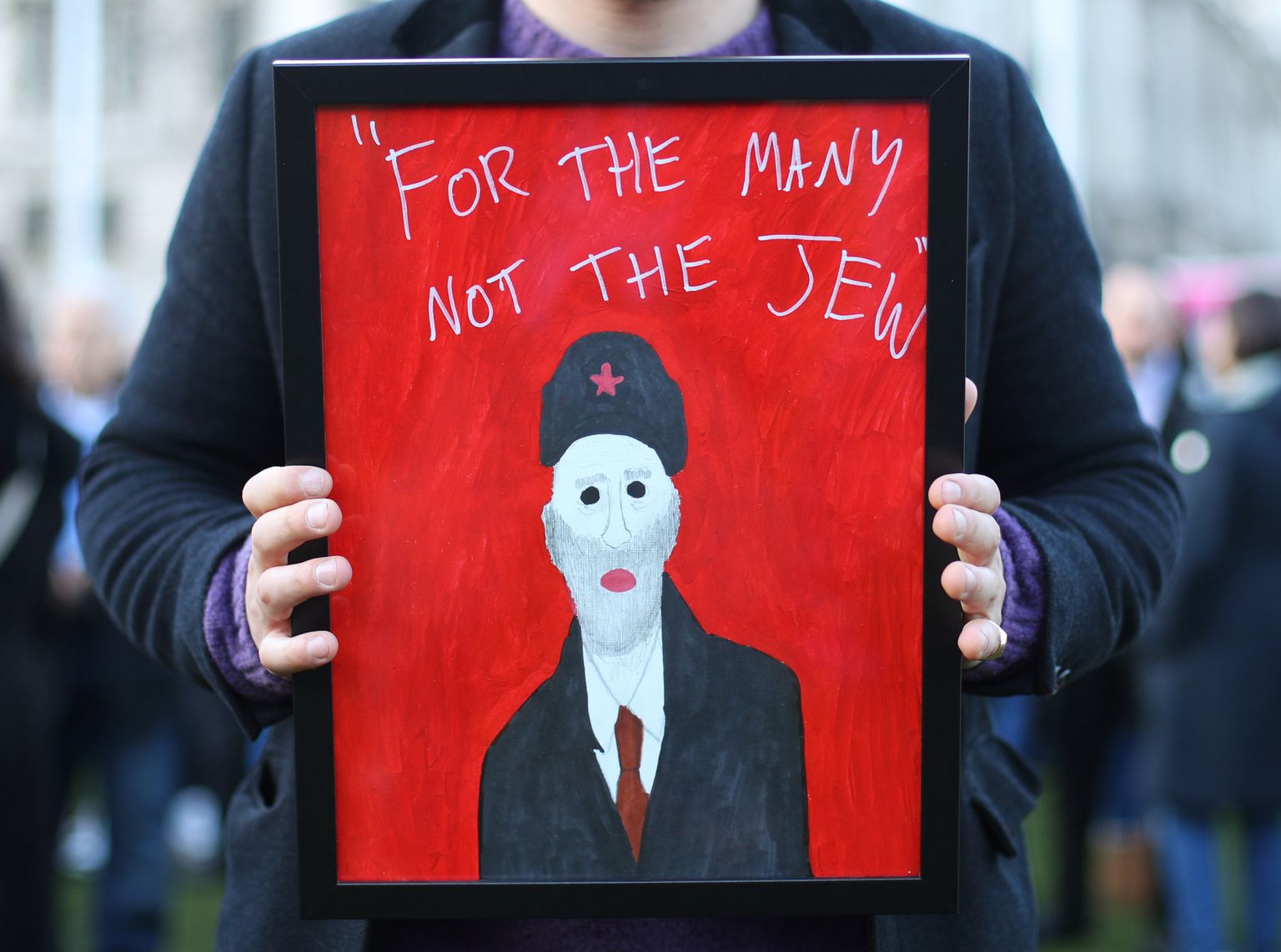 Kui mullustele valimistele läksid leiboristid loosungiga «Paljudele, mitte vähestele», siis selle antisemitismi vastu meelt avaldava protestija plakat omistab Jeremy Corbynile mõtte: «Paljudele, aga mitte juudile».
