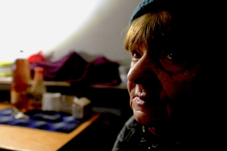 Мария Васильевна рассказывает, что ее муж был ранен дома осколками и истек кровью, пока она пережидала обстрел в бомбоубежище