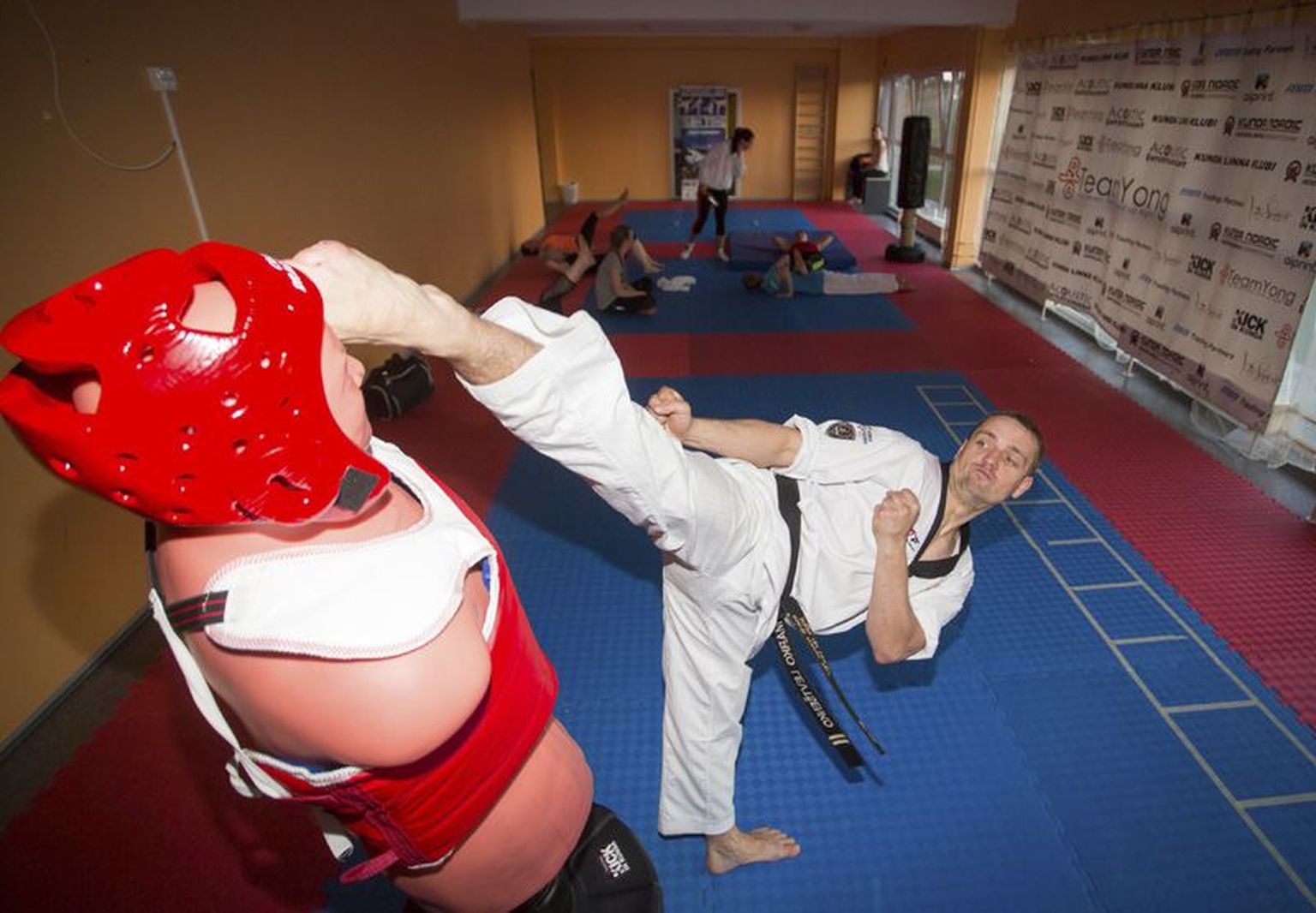 Treener Marko Levtšenko näitas, kui kõrgele taekwondo-harrastaja jalg suurema vaevata tõusta võib.