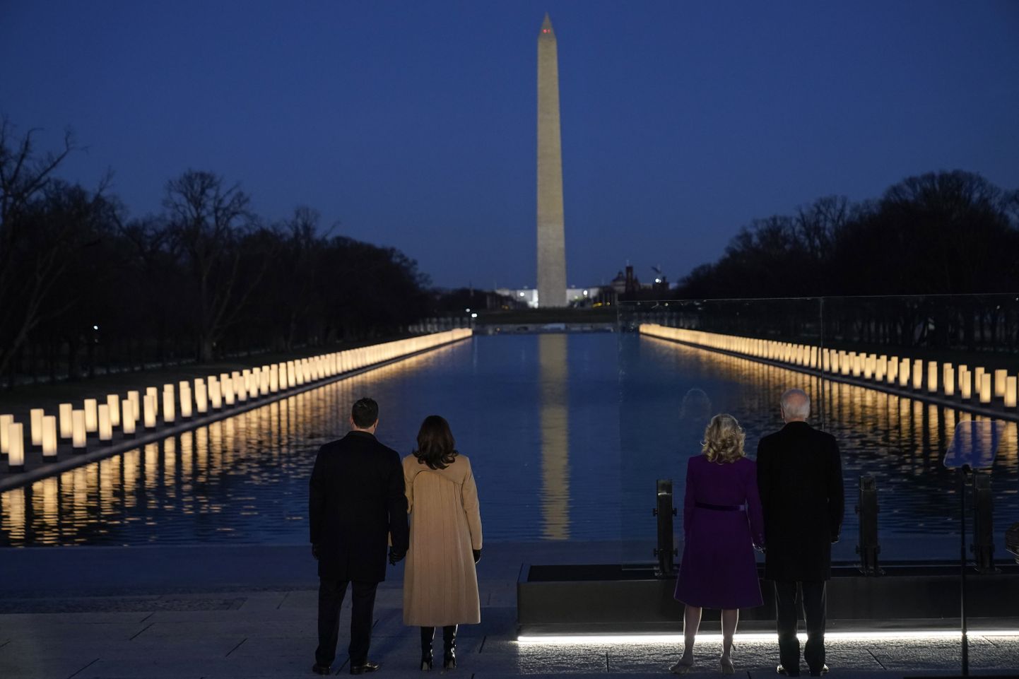 USA president Joe Biden koos abikaasa Jilliga ning asepresident Kamala Harris koos abikaasa Doug Emhoffiga mälestamas koroonapandeemia ohvreid Washingtonis Lincolni memoriaali peegeldava tiigi juures.