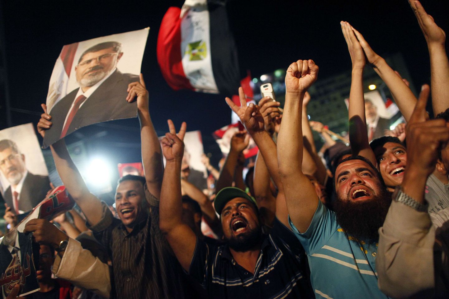 В центре Каира вспыхнули столкновения между сторонниками свергнутого президента Мухаммеда Мурси и его противниками.