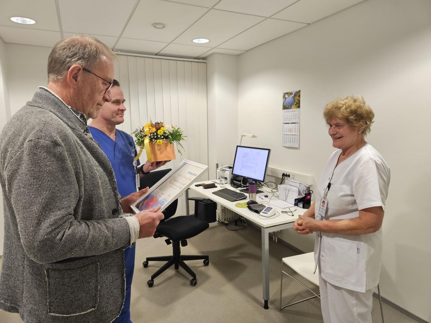 Doktor Kullerkupp-Raidmale andsid tööjuubeli puhul tänukirja üle haigla juht Ain Suurkaev ja haigla õendusjuht Markel Pajupuu.