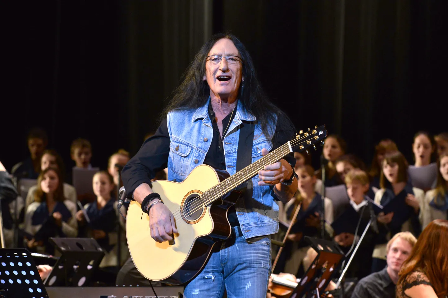 Ken Hensley esines 2015. aastal Peterburis.