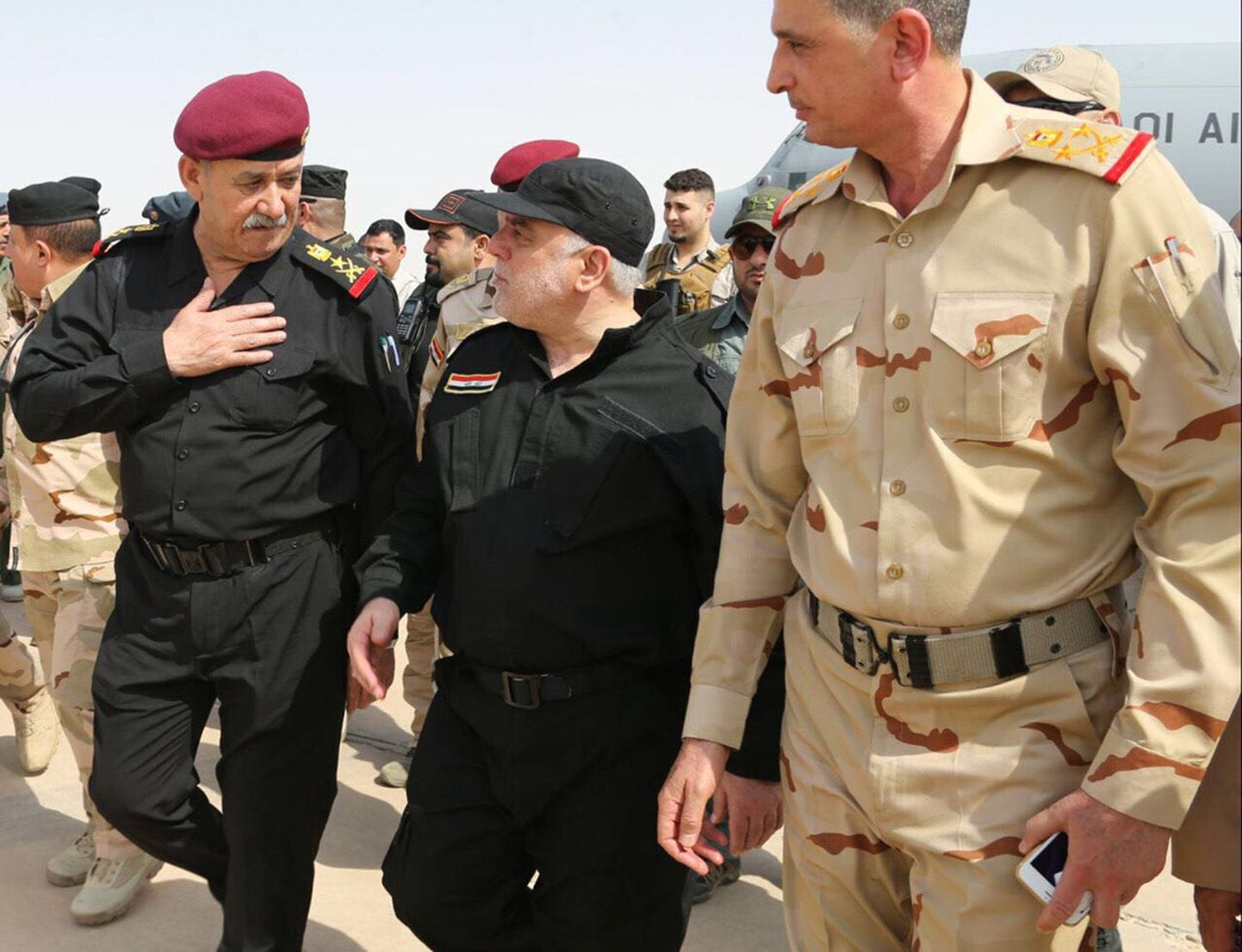 Iraagi peaminister Haider al-Abadi (keskel) täna Mosulis.