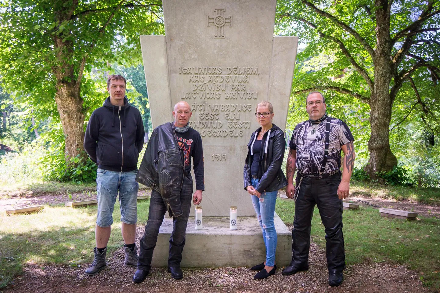 Motomeeste Eesti-Läti ühissõit «Mina hoolin!». Sõidu eesmärk oli sõita läbi Läti territooriumil asuvad eestlaste Vabadussõja ausambad ja avaldada austust langenuile. Pildil (vasakult) Margus Rooba, Raimond Belov, Margit Jasson jav Andrus Kopliste.