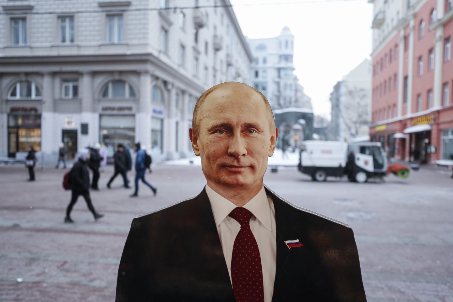 Путин на фоне московской улицы