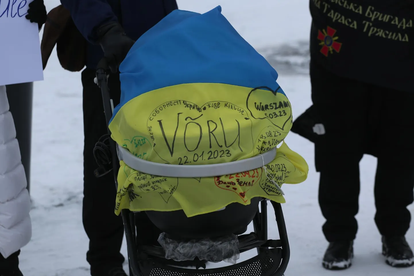 Võru keskväljakul peetud meeleavaldusel kutsusid Ukraina põgenikud üles ühtsusele, et sõda võita. Foto on illustreeriv.