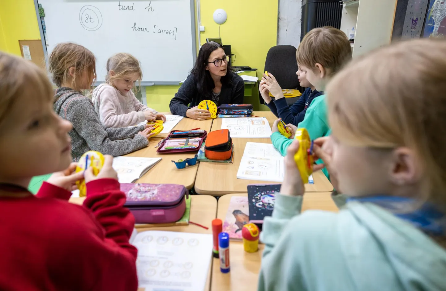 Metsküla algkooli direktor Pille Kaisel matemaatikatunnis.