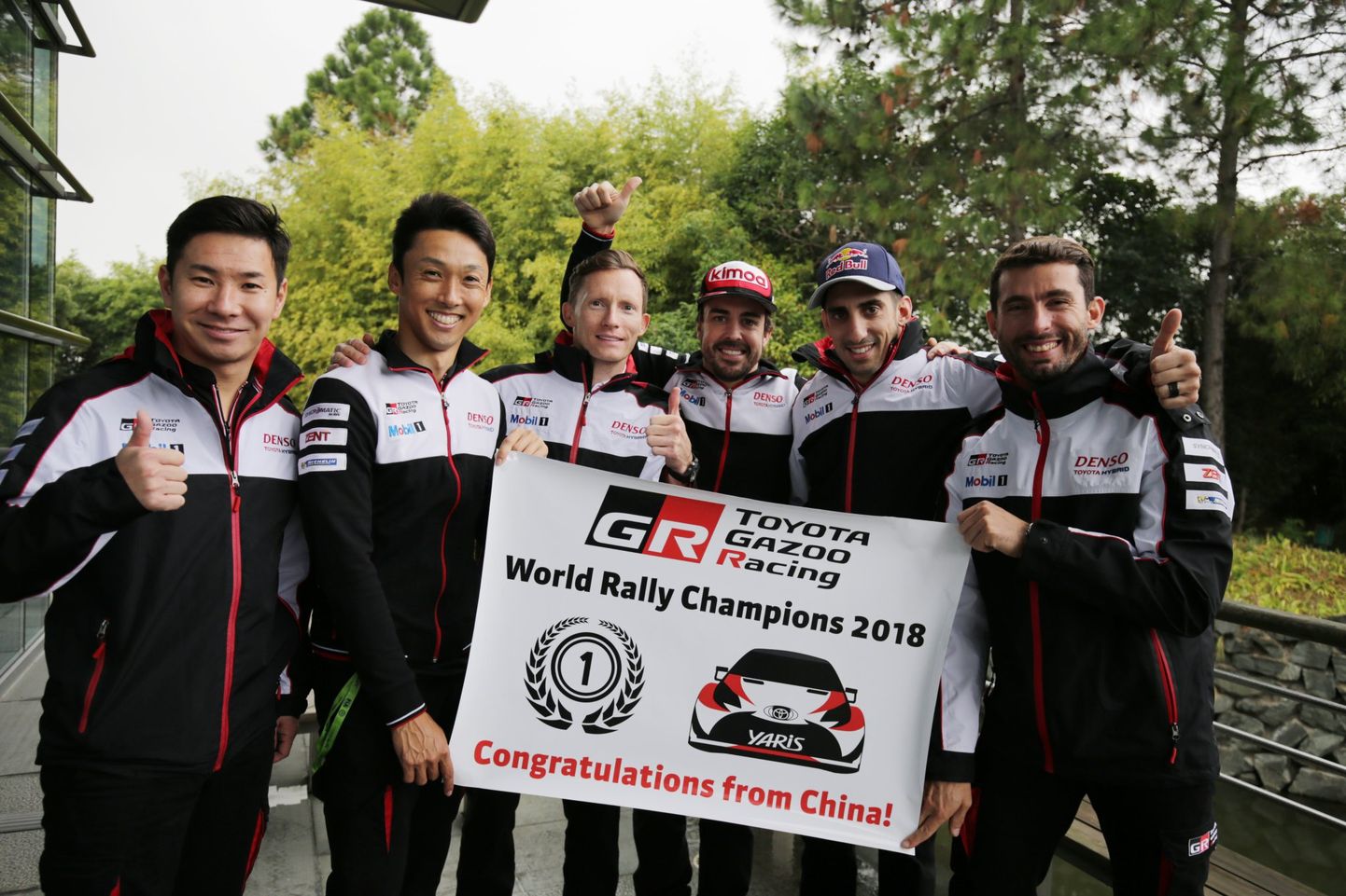 Toyota kestvussõidu MMi tiim õnnitlemas rallimehi võistkondliku tiitli puhul.