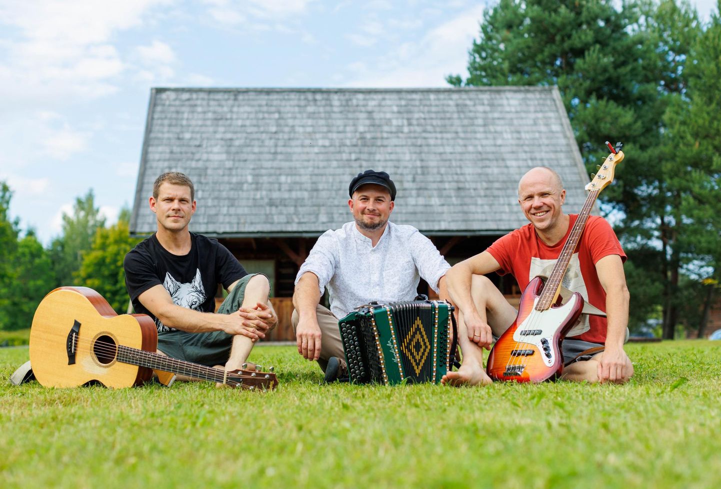 Nedsaja Küla Bändi mehed Paul Hunt (vasakult), Toomas Valk ja Iisak Sulev Andreller on võtnud külaplatsil istet kohas, kus kümme aastat tagasi esimene kontsert anti.