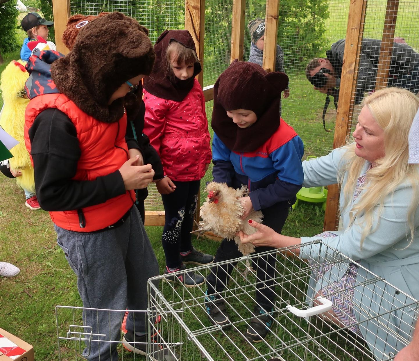 Julgemad lapsed aitasid värava juurde kerkinud kanalasse toimetada mitu kana ning ühe kuke. Abiks oli ka Räpina vallavanem Enel Liin.