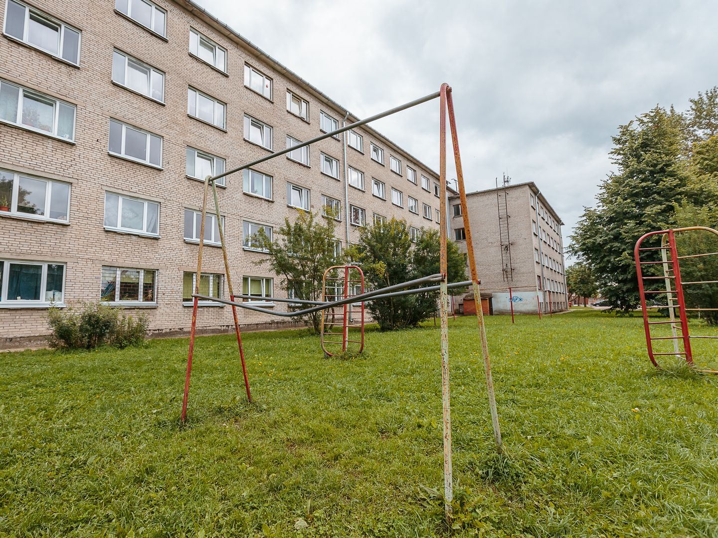 Ühe Narva ühiselamu hoov.