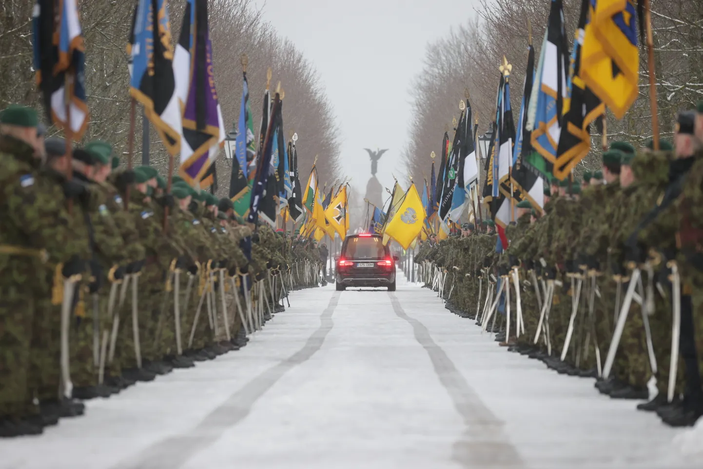 Kaitseväe ja Kaitseliidu liputoimkonnad andmas Russalkani viiva pargitee ääres president Arnold Rüütli sargale au.