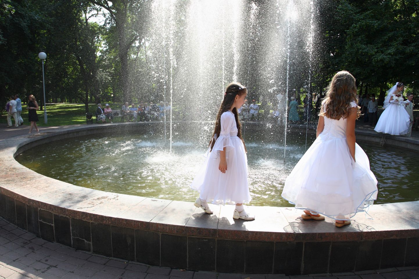 Pruutneitsid Valgevenes. Mõnes teises pulmas on nendevanused tüdrukud pruudiks.
