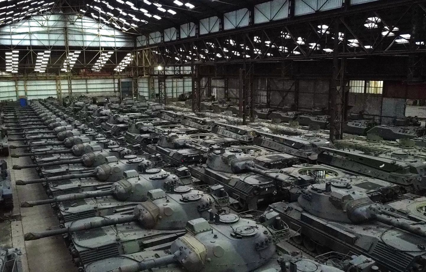 Belgia erakaitsefirma OIP Land Systems laohoone Tournais, kus on sadu tanke, kaasa arvatud Saksa Leopard 1