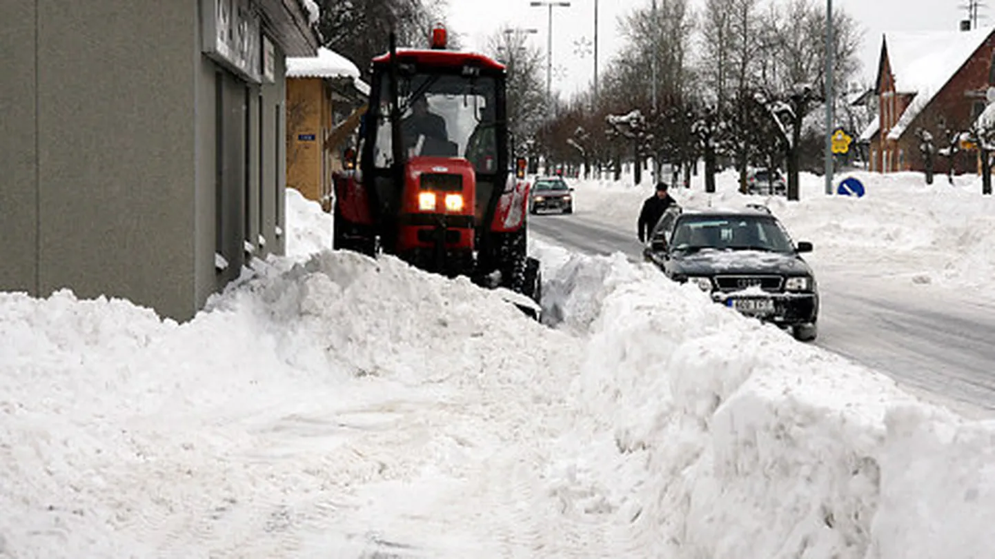 Vallavalitsus usub, et vaatamata väikesele ajavarule, õnnestub Jõhvil siiski lähima kahe nädala jooksul teehooldaja leida ning valla teed ei upu eeloleval talvel lumme.