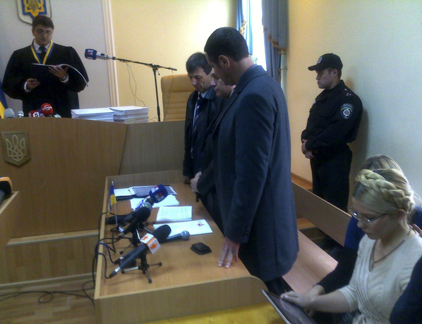 Julia Tõmošenko täna kohtusaalis (ees).