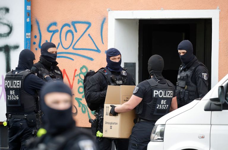 Politsei viis Berliinis asuvast Al-Irschad mošeest ära kastide kaupa uurimismaterjale.