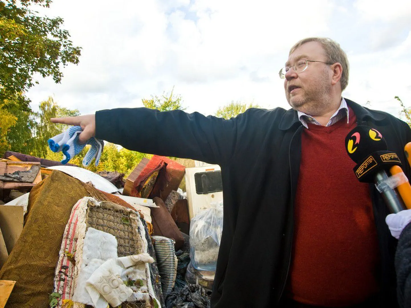 Linnapeakandidaat Mart Laar koristustöödel Patarei vangla taguses tsoonis 10.10.09.