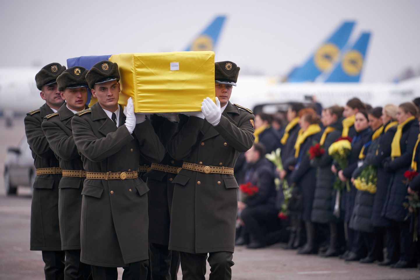 Sõdurid kandmas 19. jaanuaril õlal kirstu, milles on üks üheteiskümnest Ukrainlasest, kes said surma, kui Iraan neid vedanud lennuki 8. jaanuaril Teherani lähistel alla lasi.