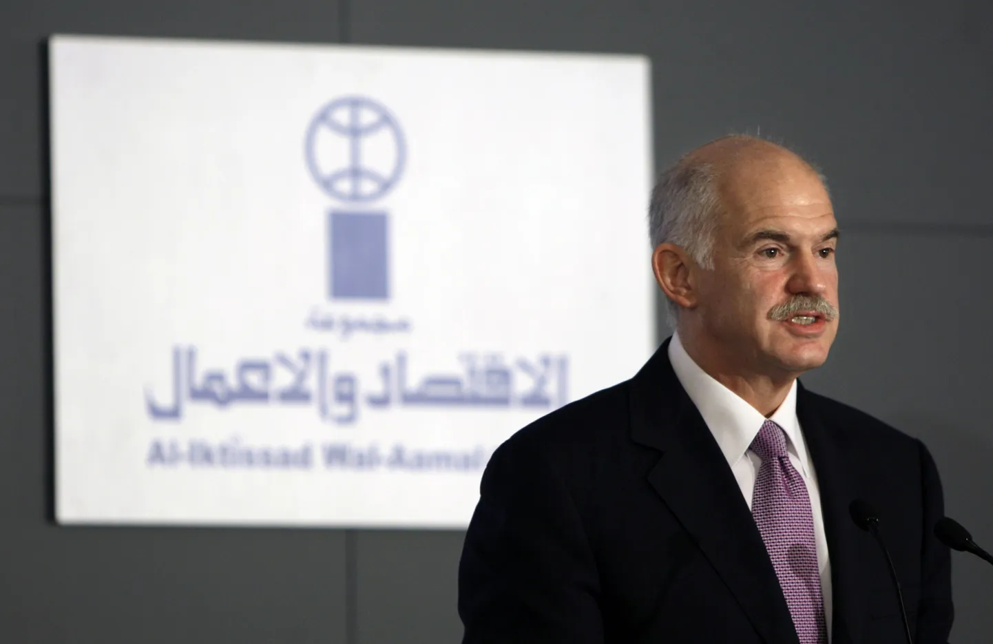 Kreeka peaminister George Papandreou mais Liibanonis Beirutis Araabia Majandusfoorumil esinemas.