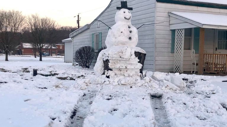 Cody Lutz ehitas oma lumememme kännule