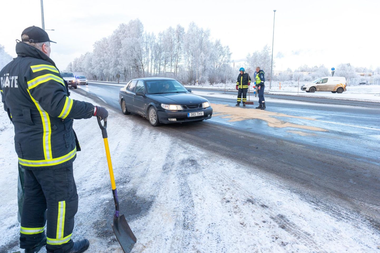 Saarde vallas Ristikülas kokku põrganud autod tekitasid kütuselekke. Fotol on analppgne juhtum Viljandimaal.
