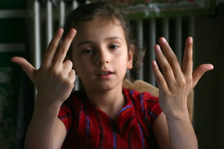 Tüdruk sõrmedega arvutamas