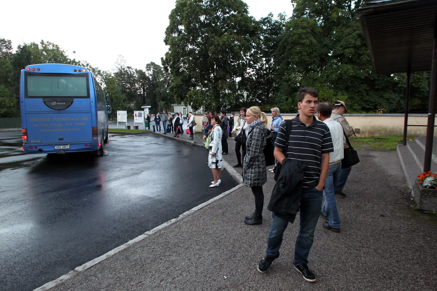 Esimene asendusbuss lahkus, kuid palju inimesi jäi maha.