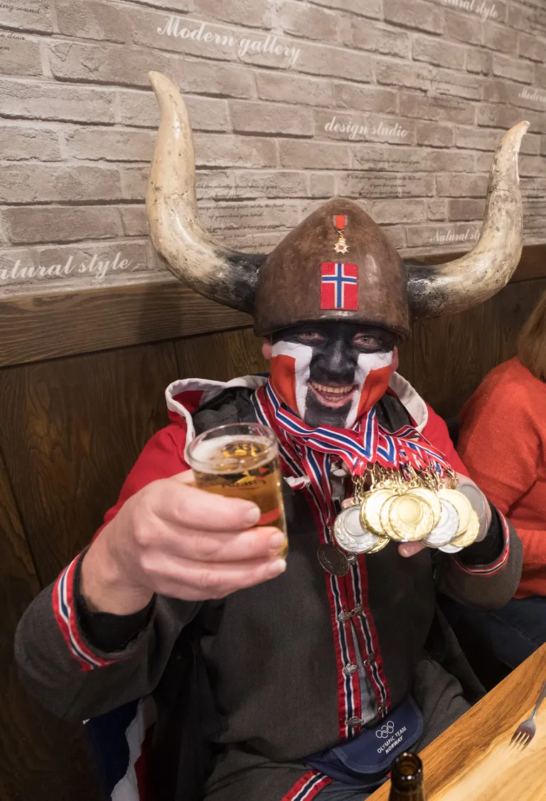 Morten Hagenstuen riputab iga Norra medalivõidu järel endalegi ühe kaela.