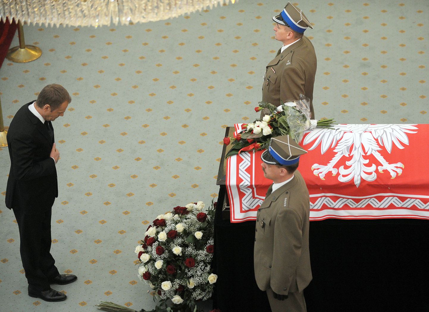 Donald Tusk Smolenski lennuõnnetuses hukkunud presidendi Lech Kaczyński matustel.