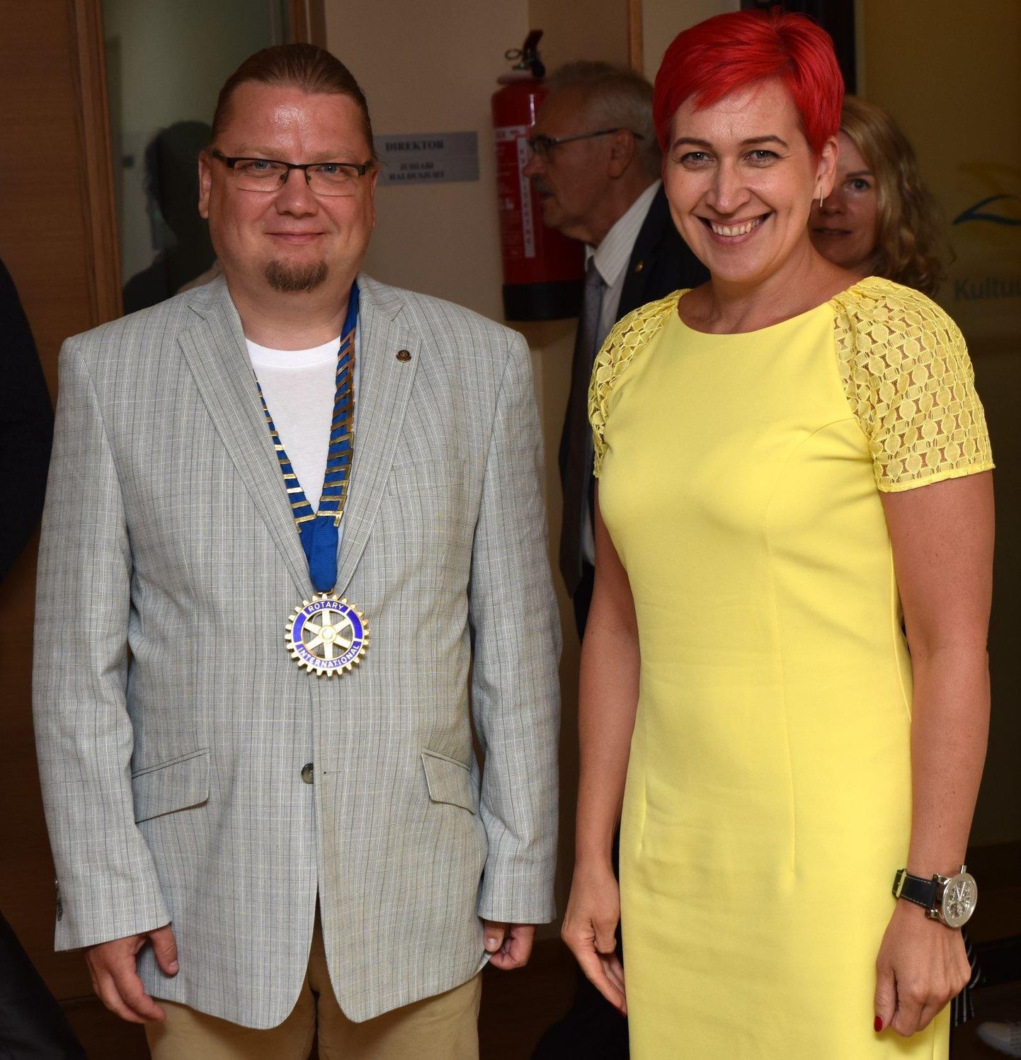 Rotary klubi endine president Kristo Keevend andis pidulikul tseremoonial presidendi ametiketi üle Pipi-Liis Siemannile.
