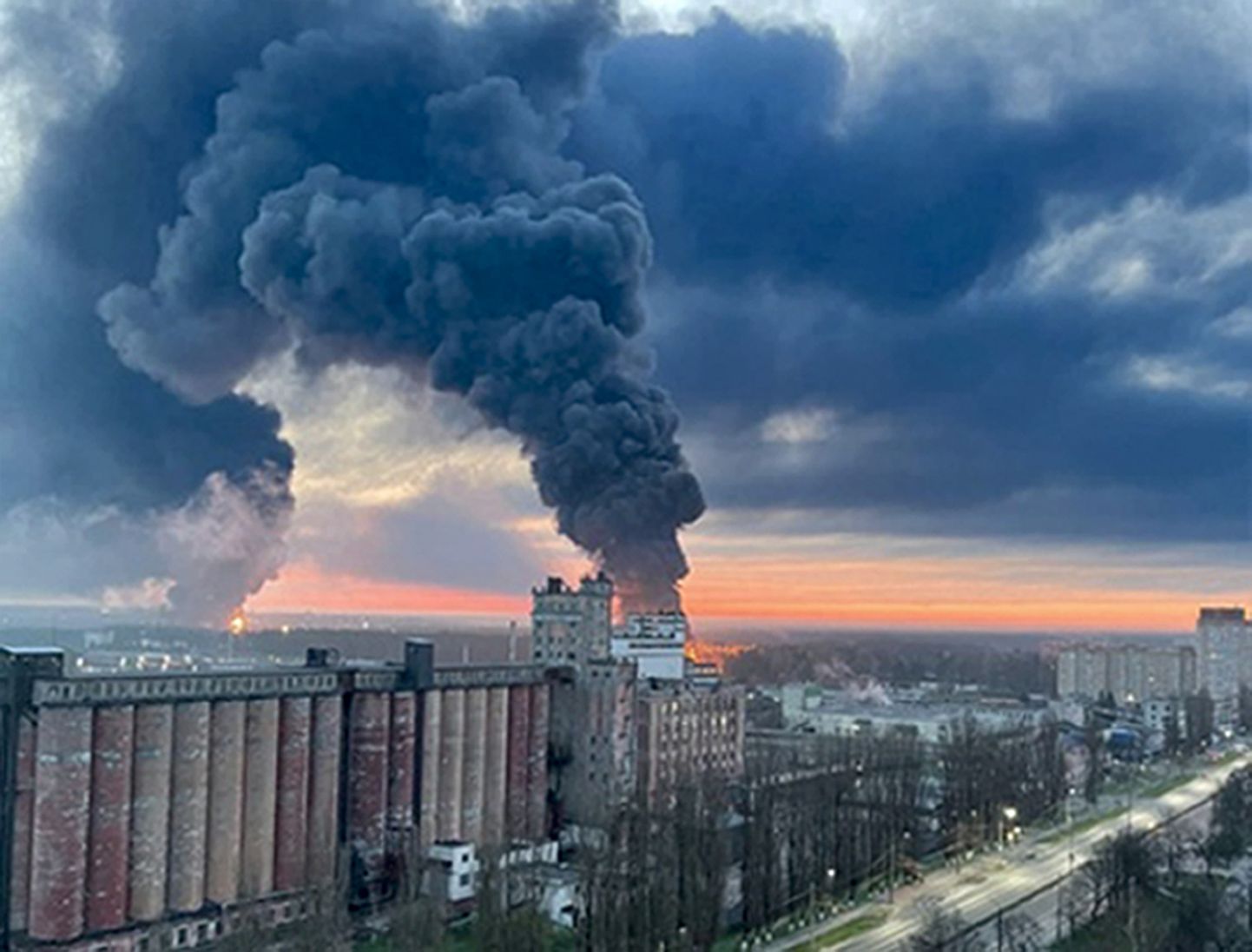Дым после взрыва в Брянске. 25 апреля 2022 года
