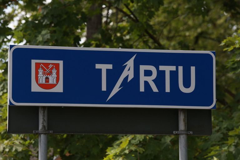Metallica kontserdi auks muudeti Tartu linna sissesõidu juures asuvate siltide kujundust.