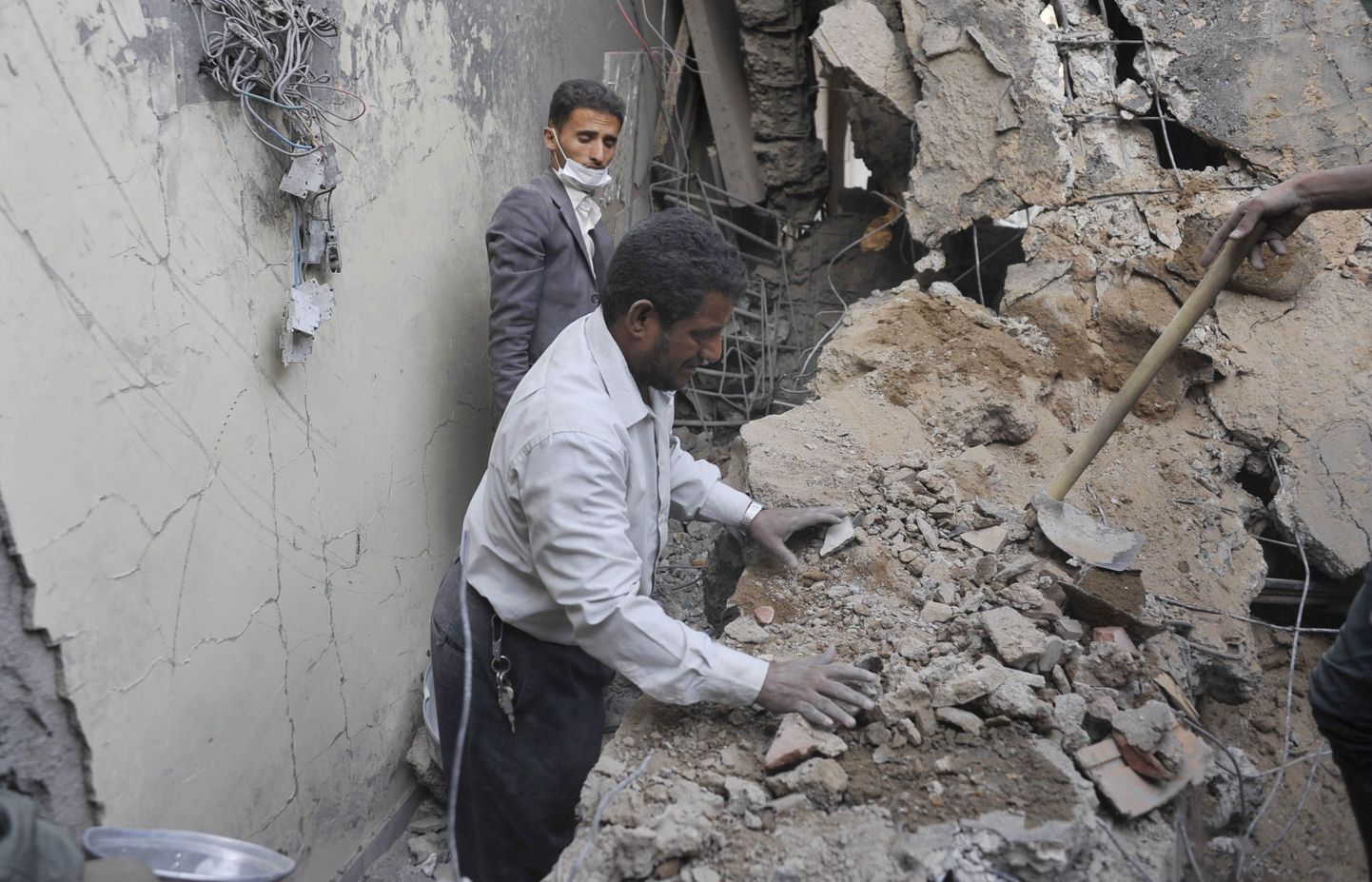 Jeemenlased õhurünnakus kannatada saanud majas