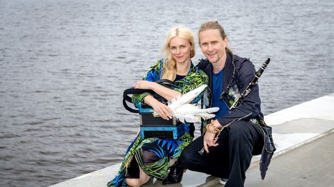 TASKUHÄÄLING ⟩ «Laena mulle tiivad»: kuidas Kristiina Ehin ja Silver Sepp ehitavad plaadiesitluseks ümber terve taluõue