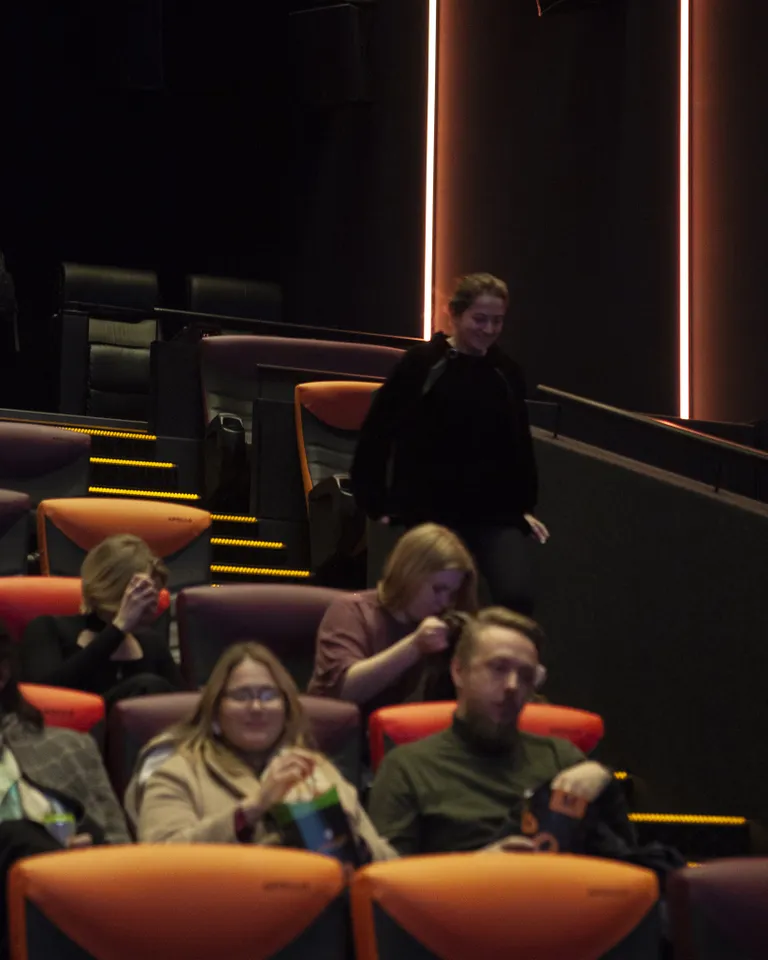 PÖFFi naistekas Tartus. Olgugi, et film oli sügava sisuga ja hinge liigutav valitses peale seanssi saalis selge rahulolu - väärt film! Tasus vaadata! Mõtteainet jagub pikaks ajaks.