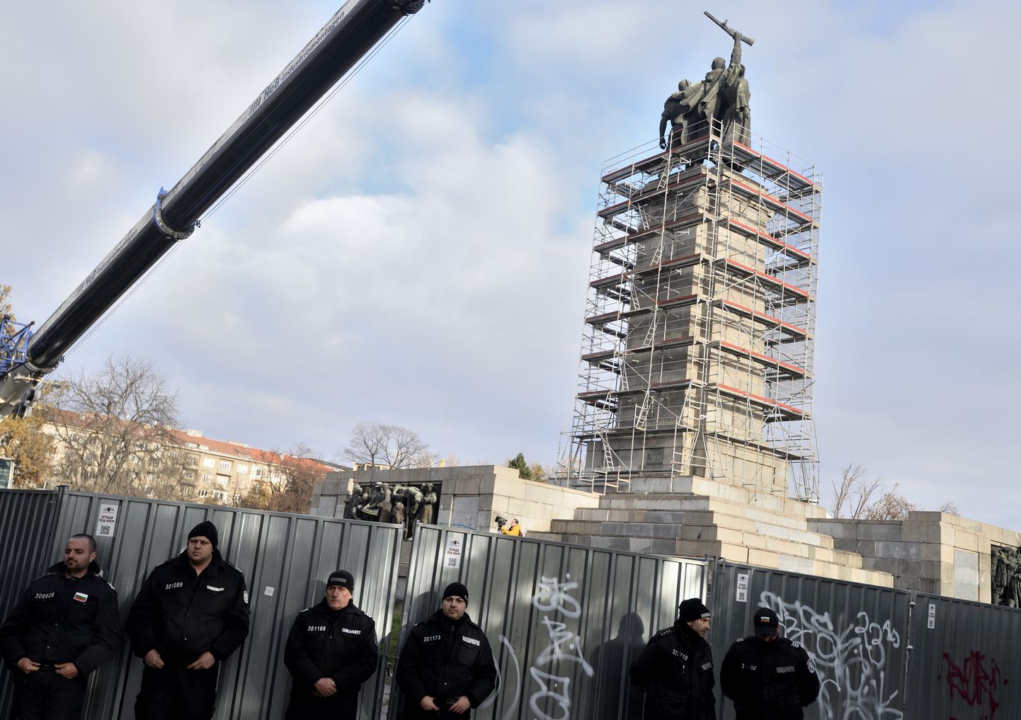 Politseinikud turvamas nõukogude monumendi lammutustöid Sofias.
