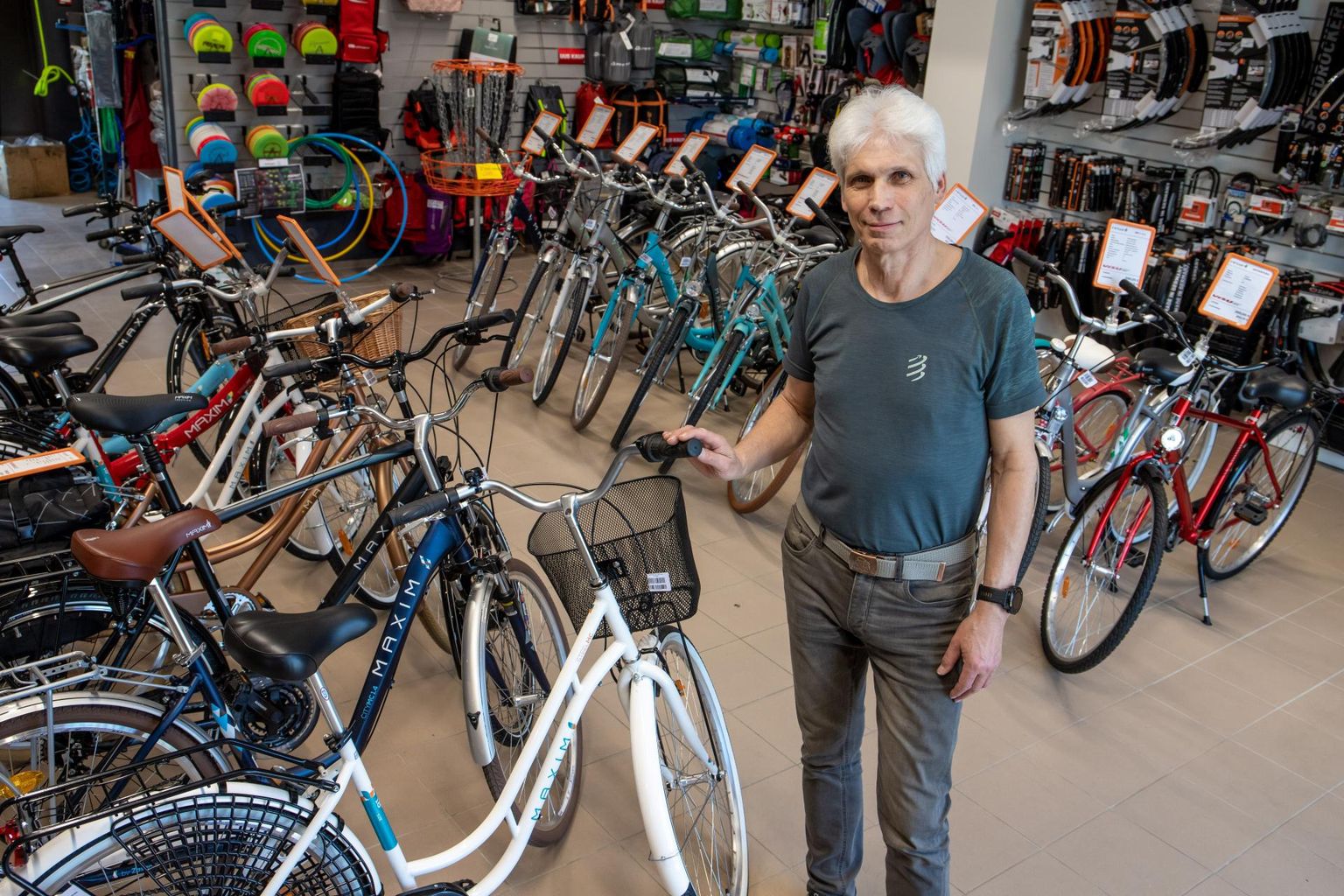 Kaupluse Visu Sport juhataja Kaupo Koplus ütles, et lihtsamate, ühekäiguliste linnarataste hind on tõusnud umbes 50 euro ja kallimatel jalgratastel kuni 100 euro võrra.