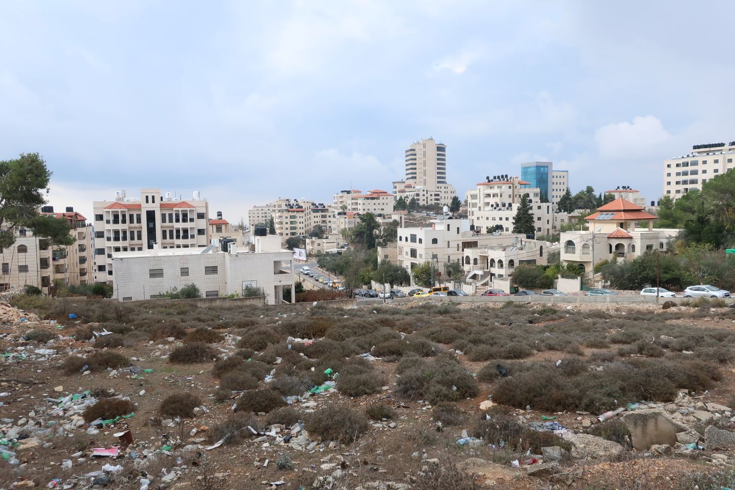 Kesklinnas laiutava prügimäele sarnaneva tühermaa taga on Palestiina pealinna Ram Allah‘i uus elamurajoon.