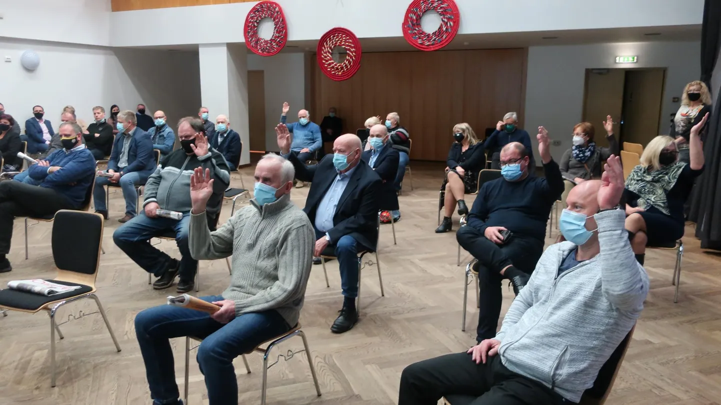 Maadevahetuse toetuseks tõusis neljapäeval Põlva vallavolikogus 14 kätt.
